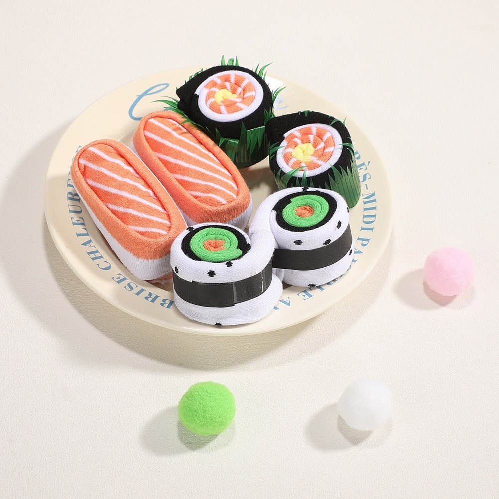 Sushi sokken opgerold als zalm en maki op een bord