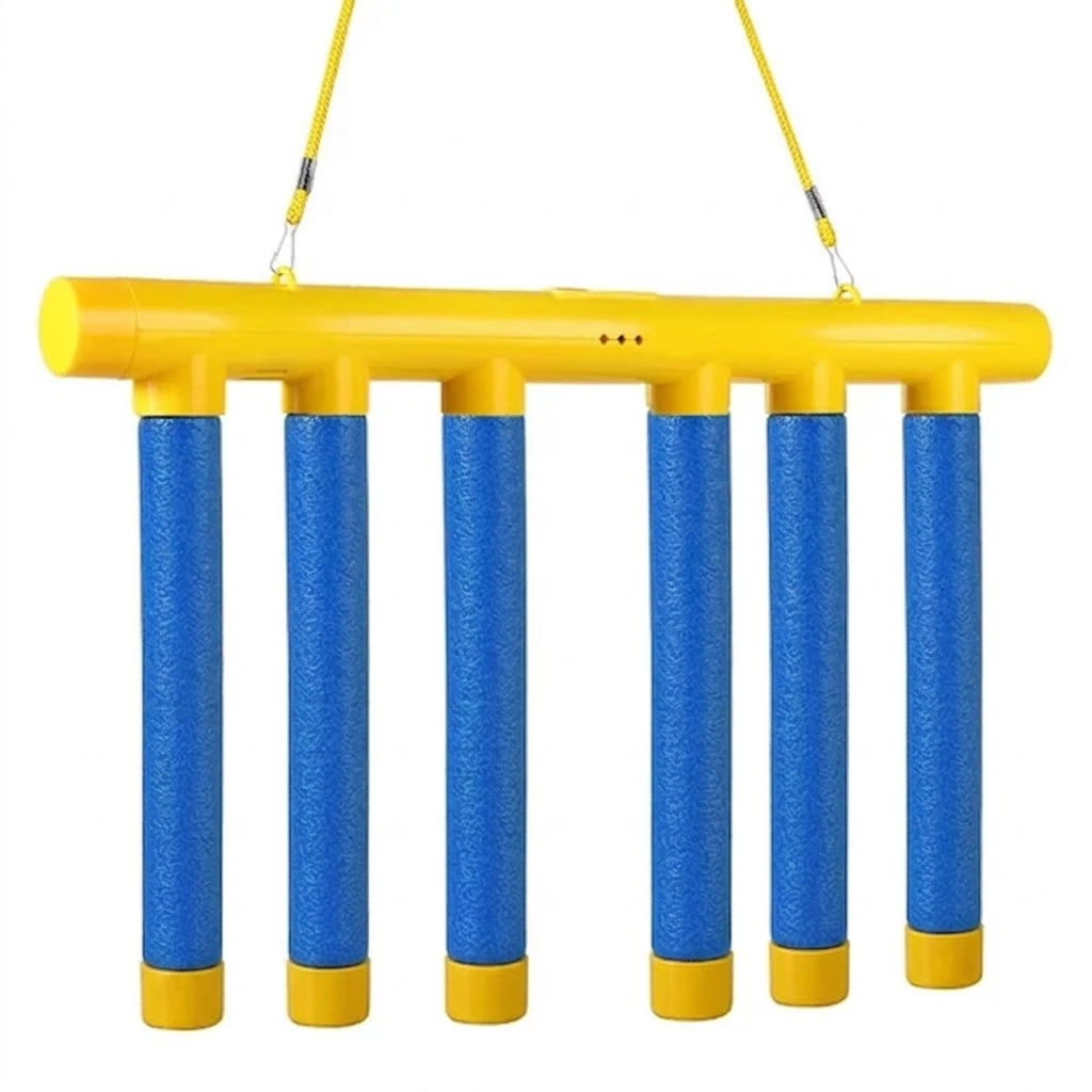 Het spel in geel met zes blauwe stokken, opgehangen aan twee touwtjes