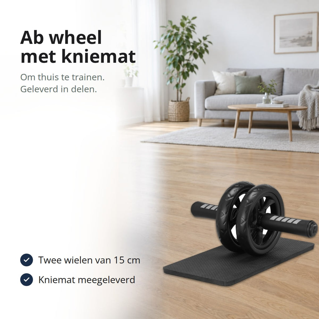 Ab wheel met twee zwarte wielen en foamgrepen op een zwarte kniemat, op de parketvloer van een lichte woonkamer, met de tekst: om thuis te trainen, geleverd in delen, twee wielen van 15 cm, kniemat meegeleverd