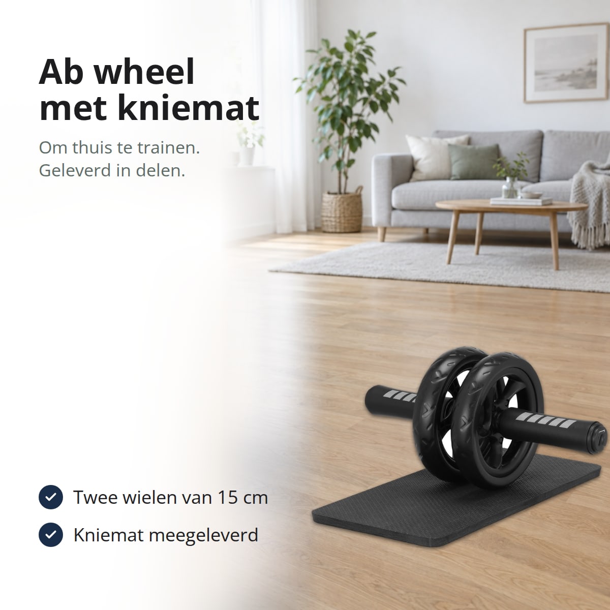 Ab wheel met twee zwarte wielen en foamgrepen op een zwarte kniemat, op de parketvloer van een lichte woonkamer, met de tekst: om thuis te trainen, geleverd in delen, twee wielen van 15 cm, kniemat meegeleverd
