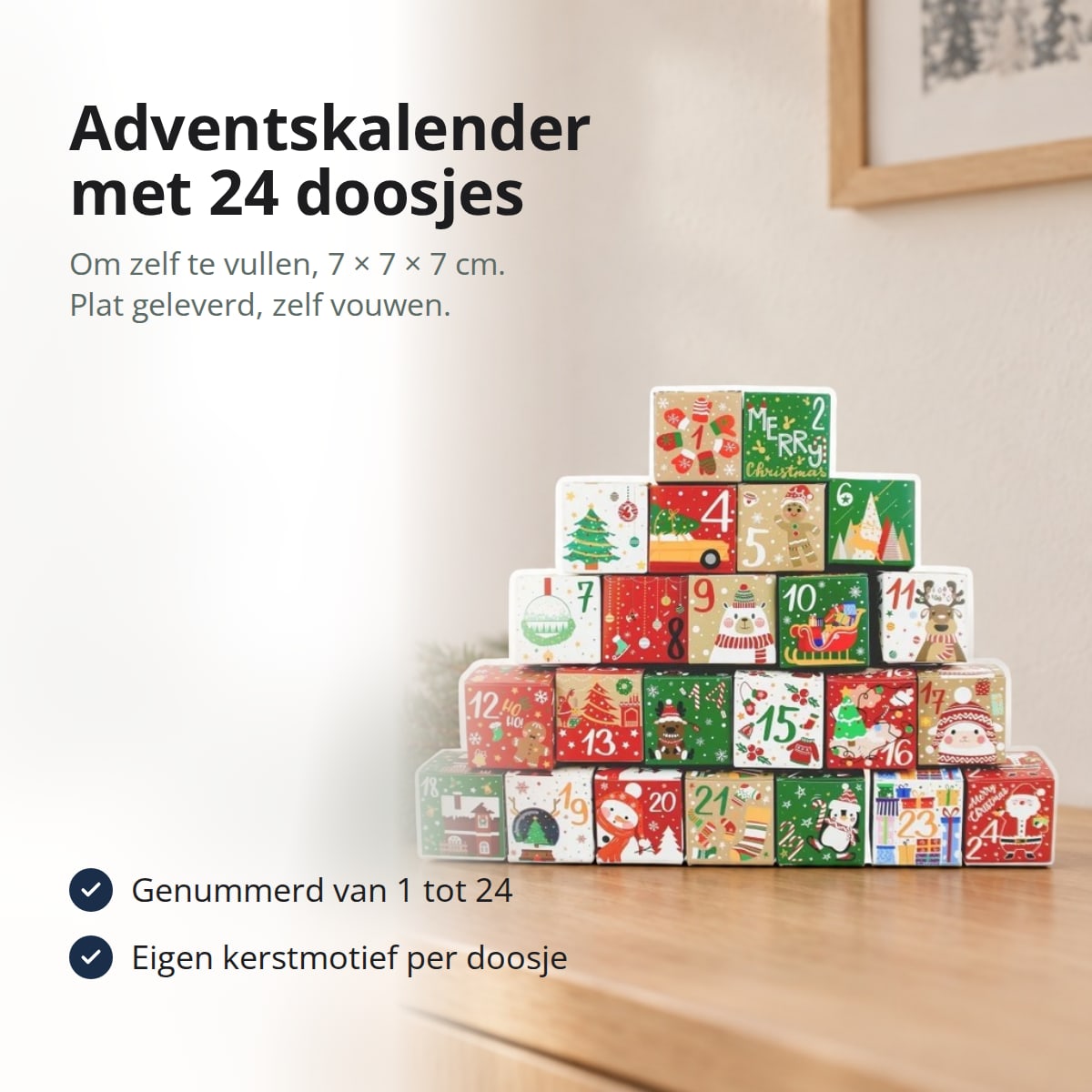 Adventskalender met 24 genummerde doosjes als piramide op een dressoir, met de tekst: genummerd van 1 tot 24, eigen kerstmotief per doosje