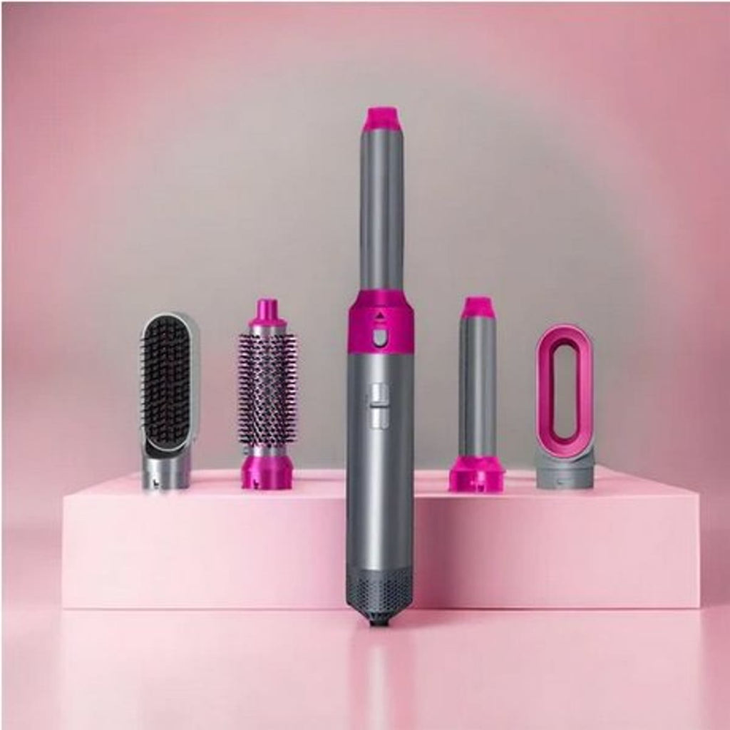 Airstyler in grijs en lila op een roze podium met de opzetstukken eromheen