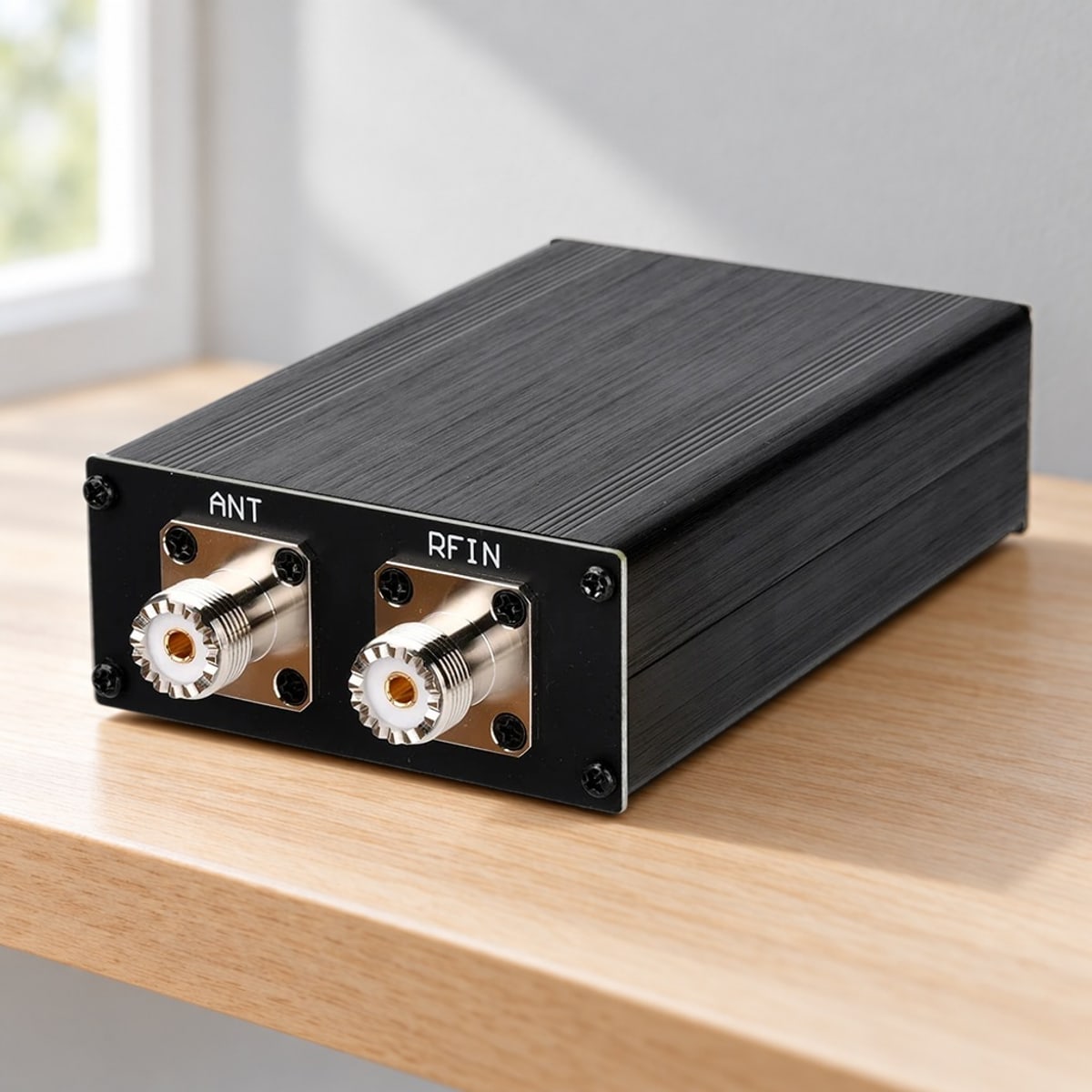 Achterkant van de antennetuner met twee SO-239-bussen: ANT voor de antenne en RFIN voor de zender