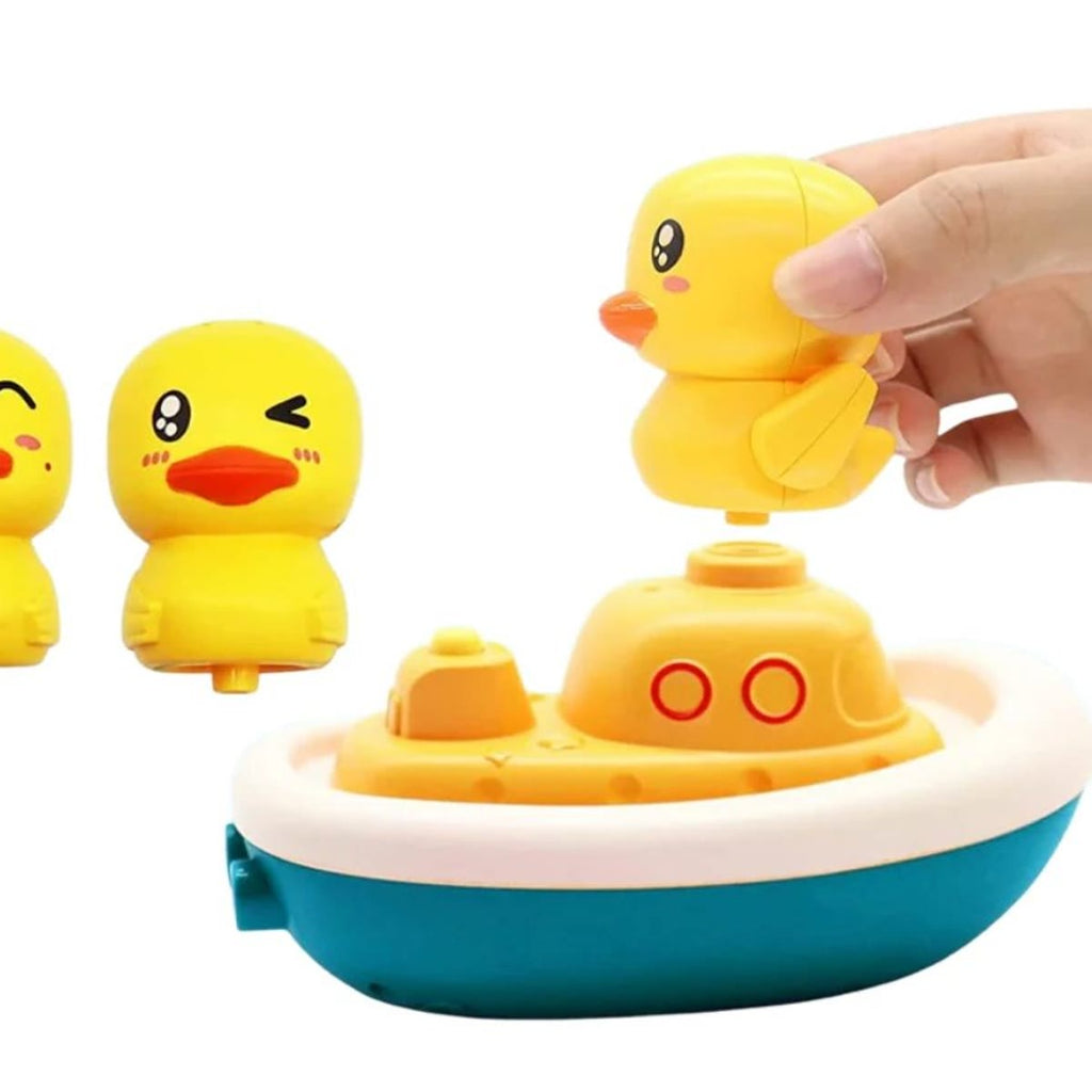 Een hand zet de eend op de boot, de drie kleine eendjes ernaast
