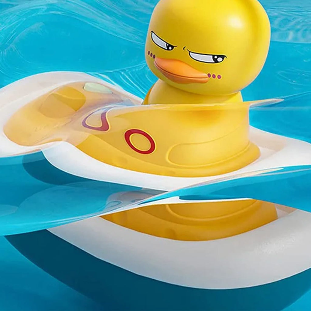Close-up van de boot met de eend aan dek, drijvend in het water
