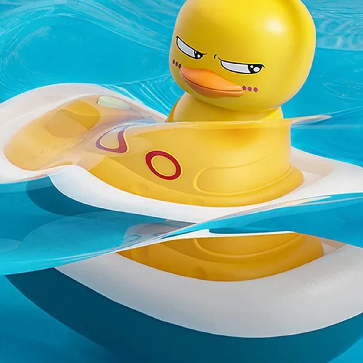 Close-up van de boot met de eend aan dek, drijvend in het water