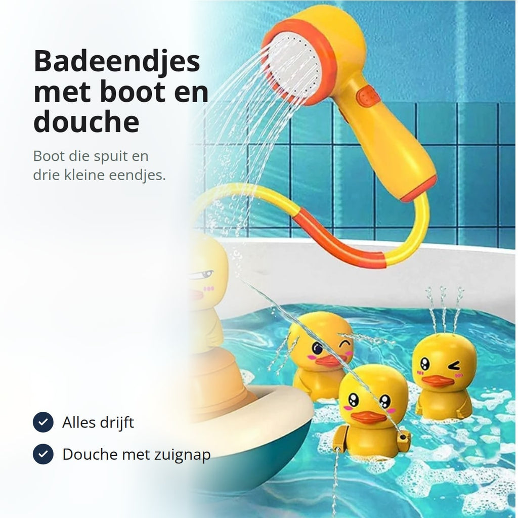 Gele badeend op een boot die water spuit, een douchekop aan een slang aan de tegels, en drie kleine eendjes in bad