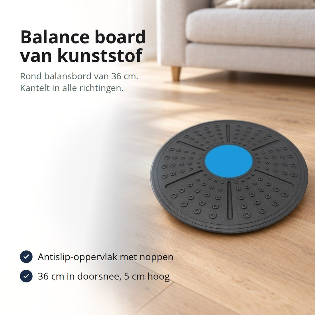 Rond balance board van zwart kunststof met blauw middenvlak op een lichte eikenhouten vloer in een woonkamer, met de tekst: rond balansbord van 36 cm, kantelt in alle richtingen, antislip-oppervlak met noppen, 5 cm hoog