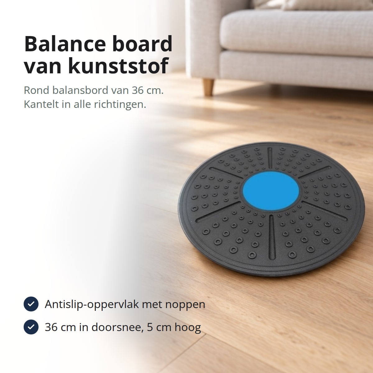 Rond balance board van zwart kunststof met blauw middenvlak op een lichte eikenhouten vloer in een woonkamer, met de tekst: rond balansbord van 36 cm, kantelt in alle richtingen, antislip-oppervlak met noppen, 5 cm hoog