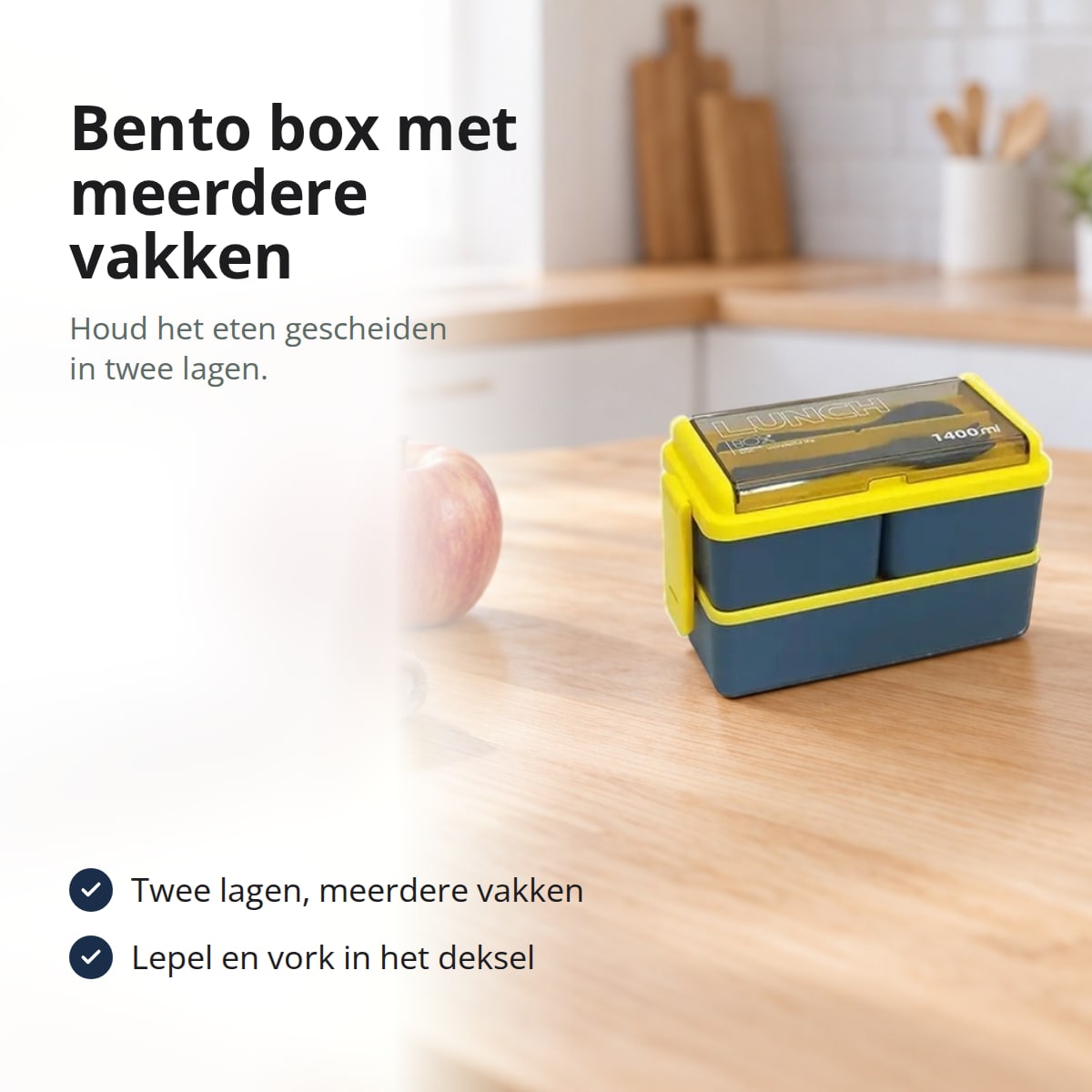 Blauwe bento box met twee lagen, met tekst: twee lagen met meerdere vakken, lepel en vork in het deksel