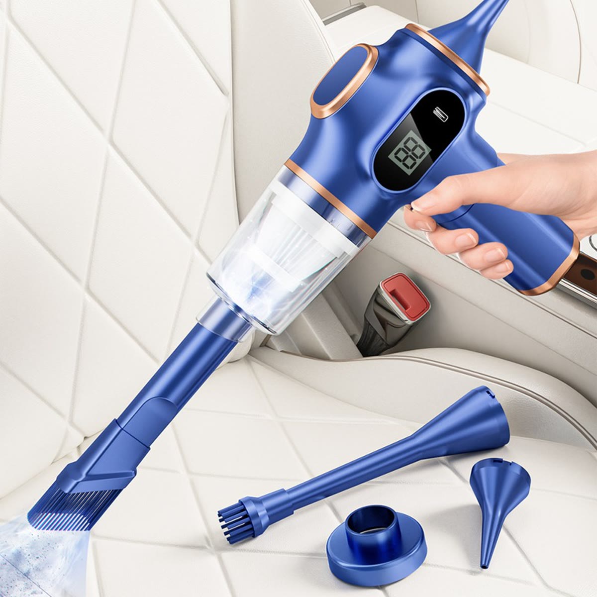 De blauwe auto stofzuiger wordt tussen de autostoelen gebruikt, met de vier mondstukken ernaast