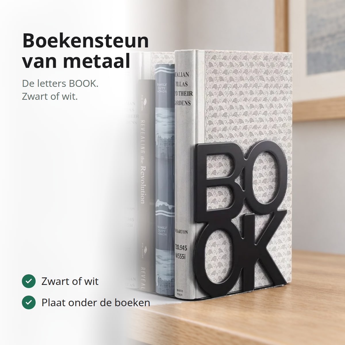 Zwarte boekensteun van metaal in de vorm van het woord BOOK die boeken rechtop houdt in een boekenkast