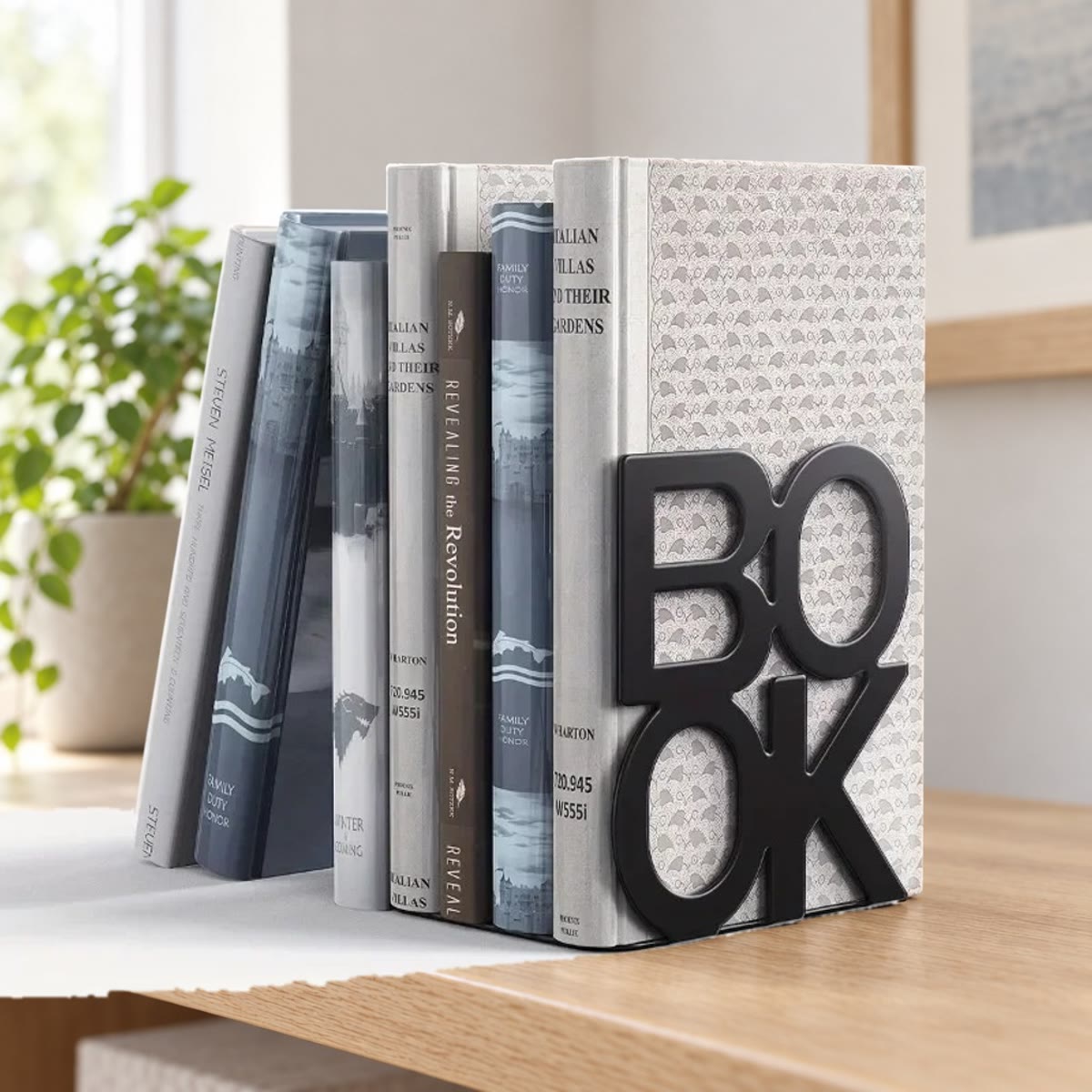 Zwarte boekensteun in de vorm van het woord BOOK die een rij boeken op een eikenhouten plank houdt