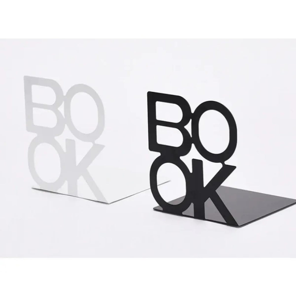 Witte en zwarte boekensteun van metaal met de letters BOOK naast elkaar
