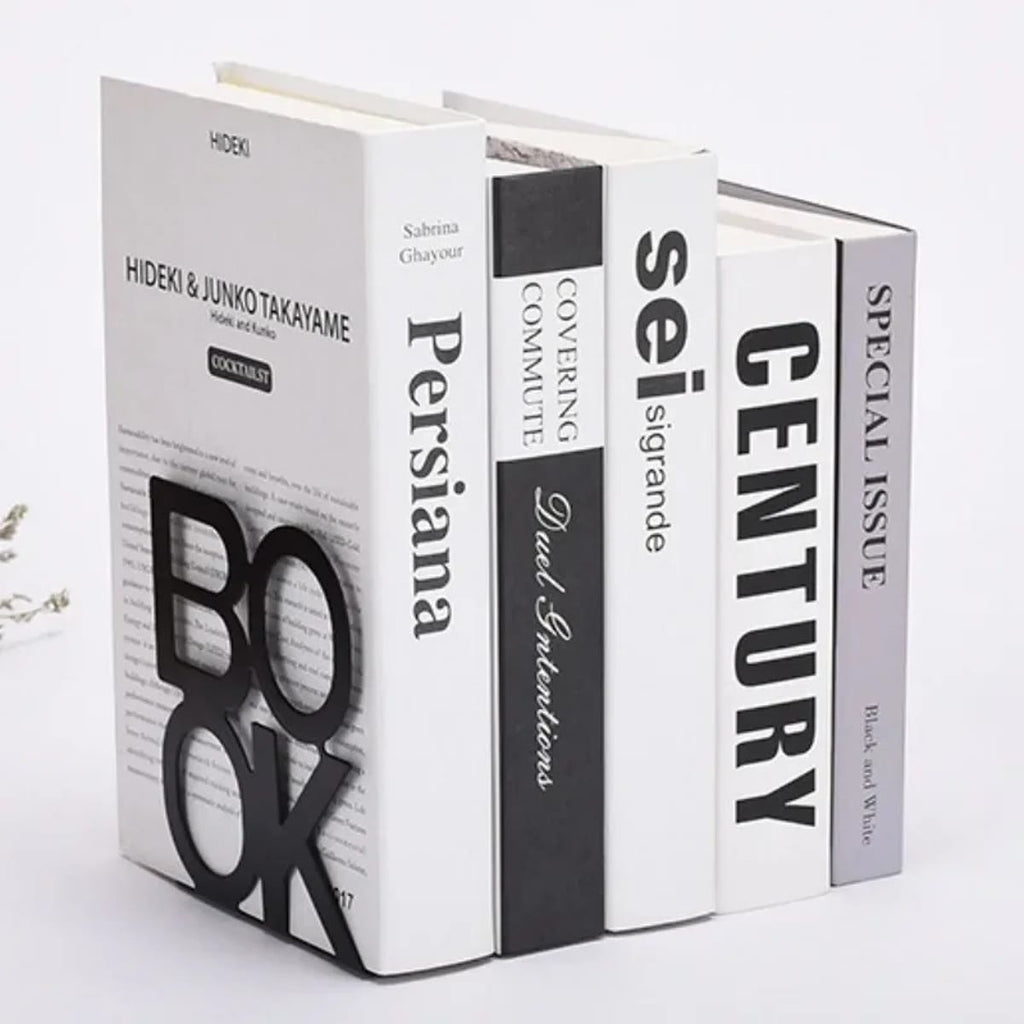 Close-up van een zwarte boekensteun BOOK met de metalen plaat onder een rij boeken