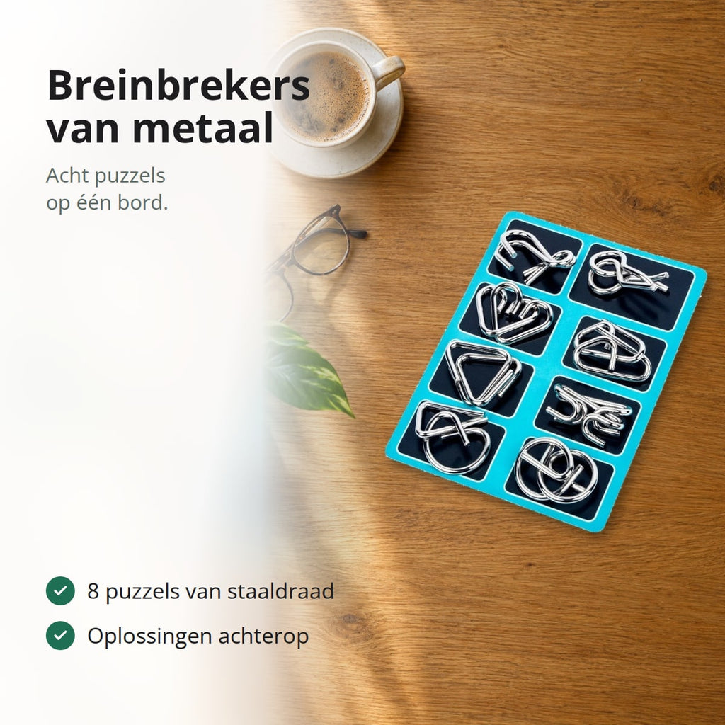 Breinbrekers van metaal met acht puzzels op een blauw bord op een salontafel