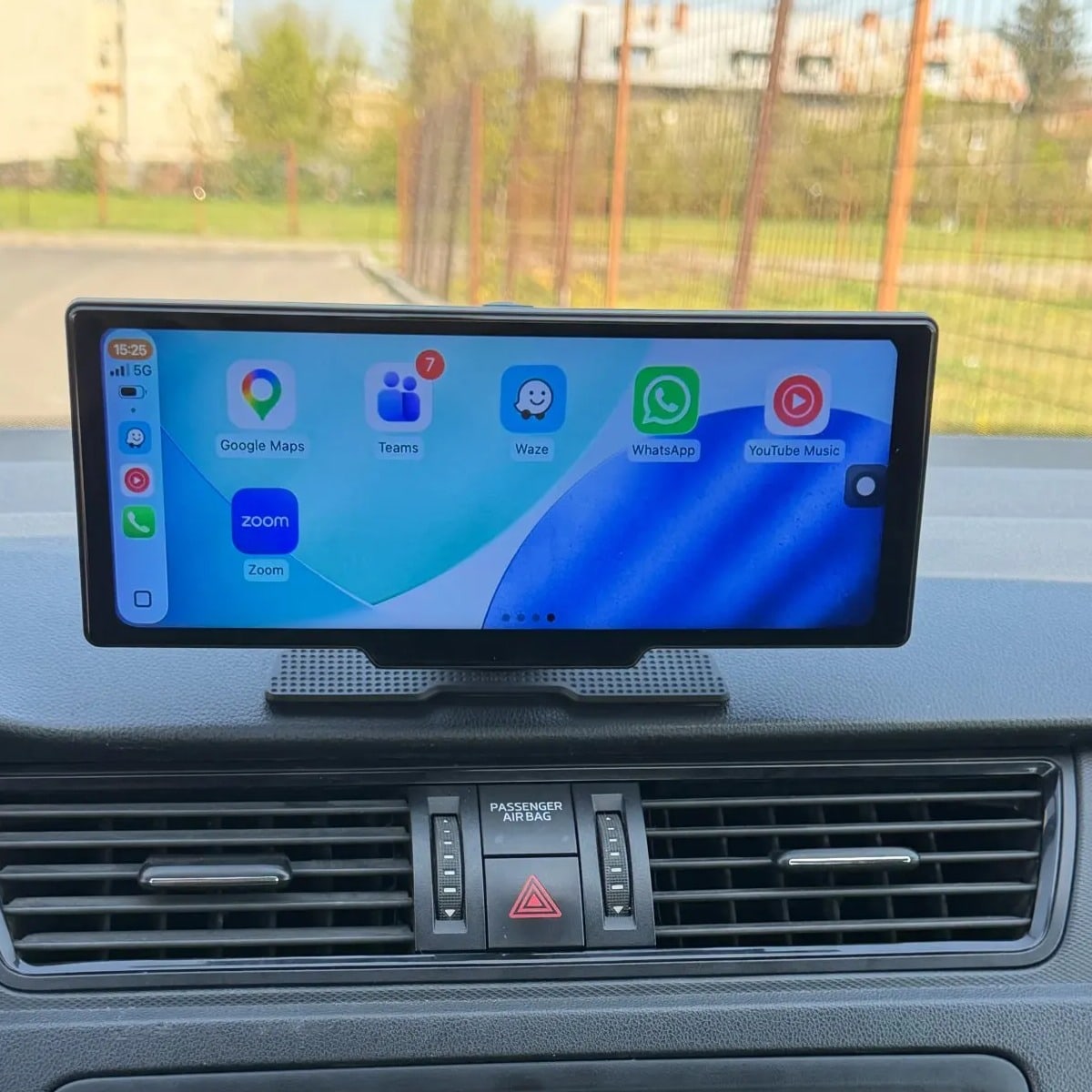 Foto van een koper: het CarPlay scherm op het dashboard van een auto, met CarPlay op het scherm