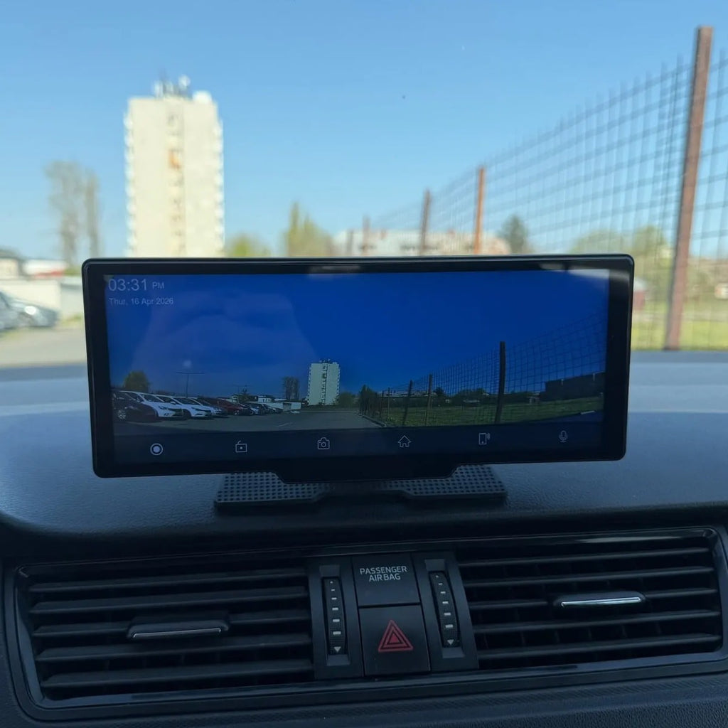 Foto van een koper: het CarPlay scherm op het dashboard toont het live beeld van de dashcam