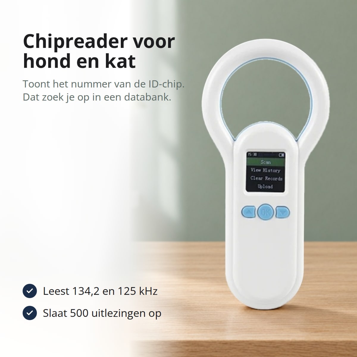 Witte chipreader voor hond en kat met ringvormige antenne en kleurenscherm op een eikenhouten tafel voor een groene muur, met de tekst: chipreader voor hond en kat, toont het nummer van de ID-chip, dat zoek je op in een databank; leest 134,2 en 125 kHz, slaat 500 uitlezingen op