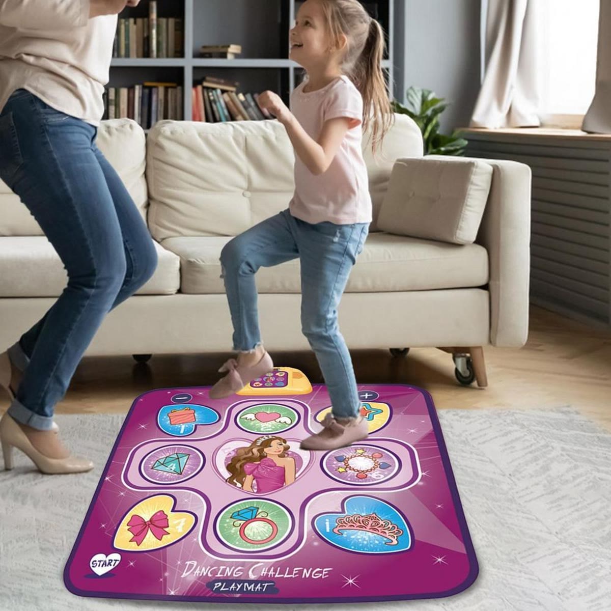 Moeder en dochter dansen op de dansmat met prinsessenmotief in de woonkamer