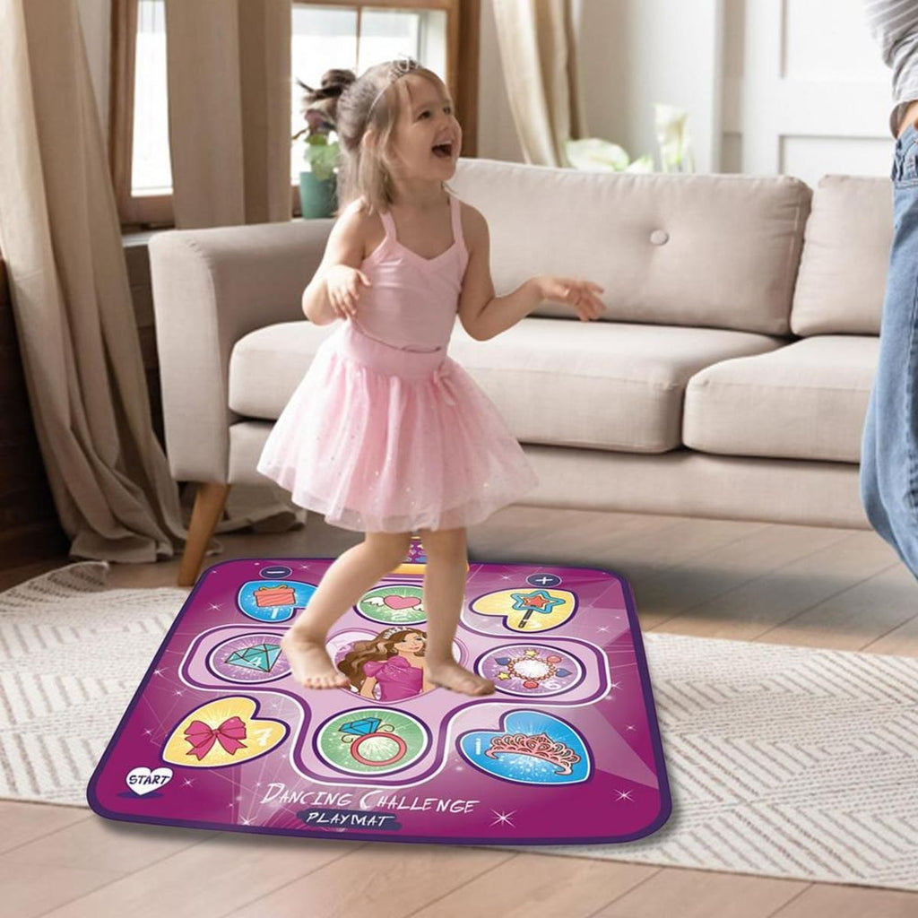 Meisje in een roze rokje dat danst op de dansmat met prinsessenmotief