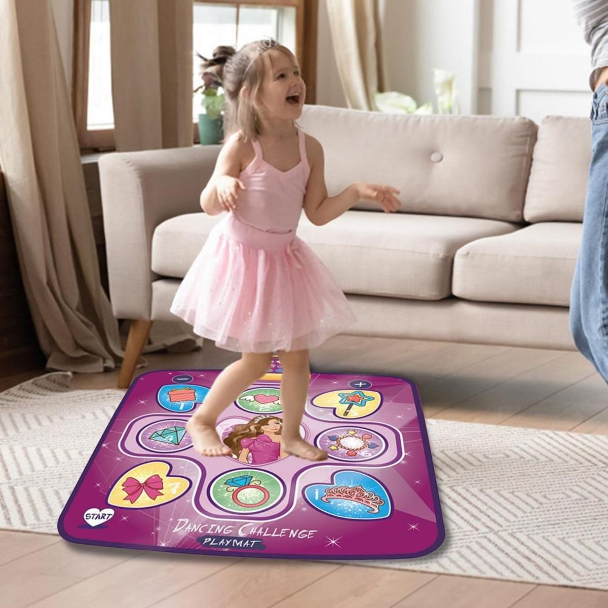 Meisje in een roze rokje dat danst op de dansmat met prinsessenmotief