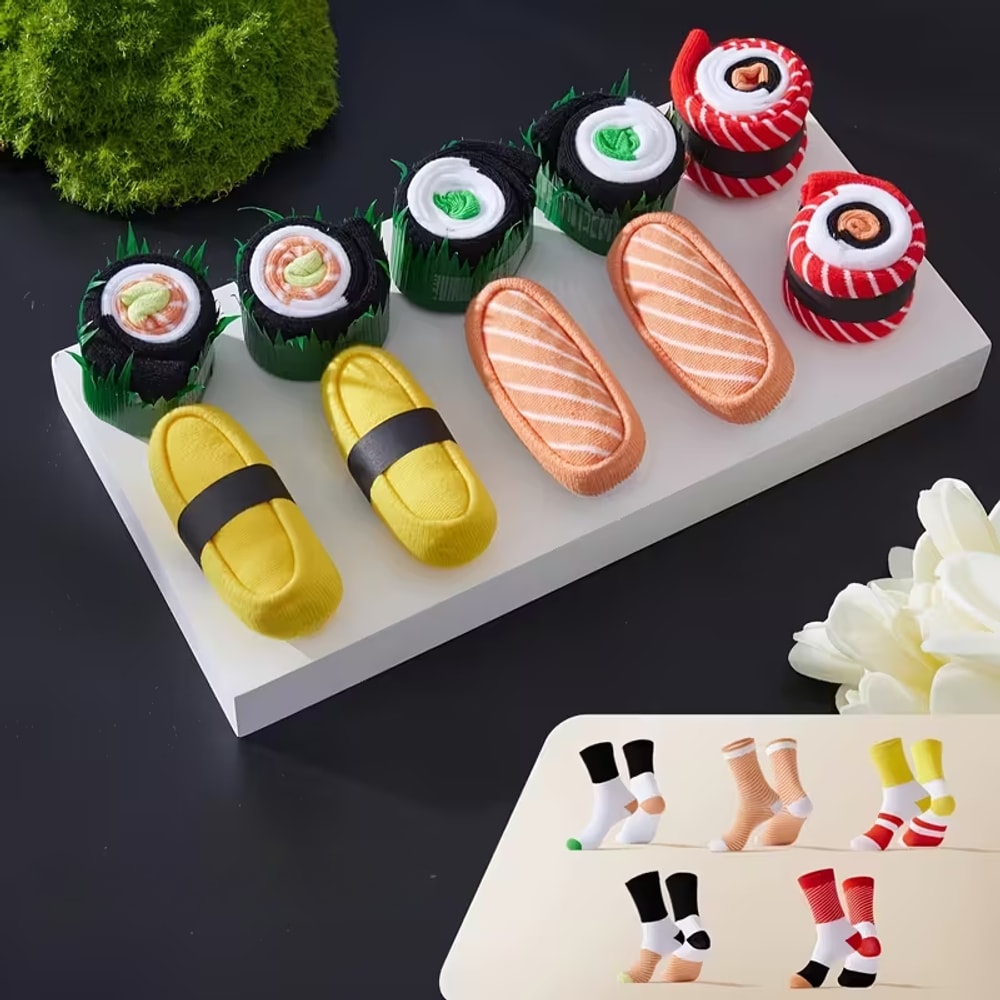 Vijf paar sushi sokken uitgestald op een plank