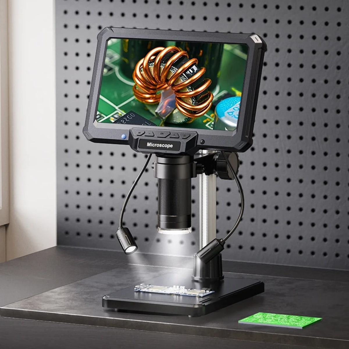 Digitale microscoop op een werktafel voor een gaatjeswand, met een spoeltje van een printplaat groot in beeld