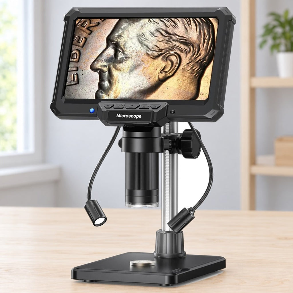 Digitale microscoop met twee zijlampjes op een lichte houten werkbank in een lichte hobbykamer
