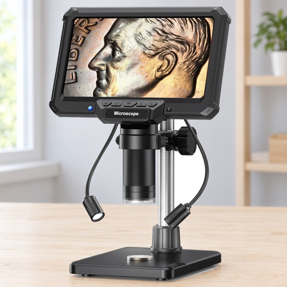 Digitale microscoop met twee zijlampjes op een lichte houten werkbank in een lichte hobbykamer