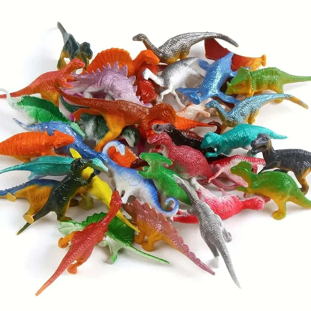Stapel met 48 kleine dinosaurusfiguurtjes van plastic in veel kleuren en soorten, op een witte achtergrond