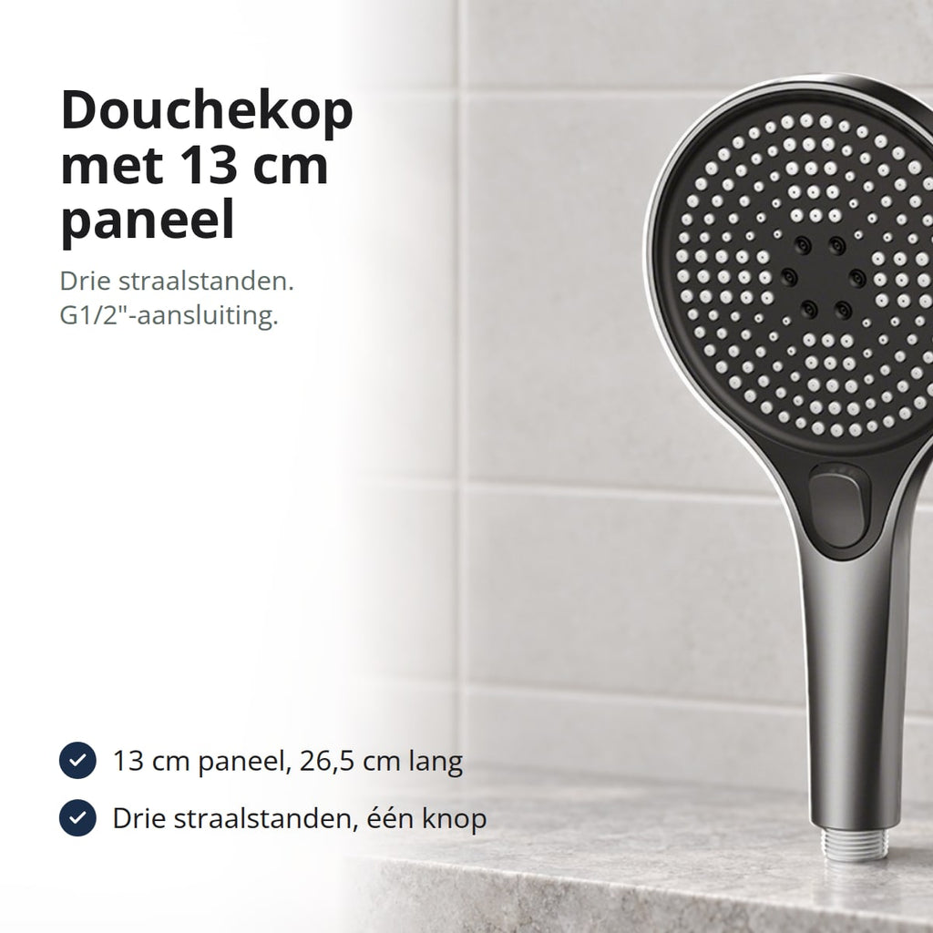 Zwarte douchekop met rond sproeipaneel van 13 cm tegen een lichte tegelwand