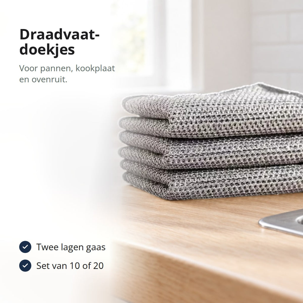 Draadvaatdoekjes opgevouwen op een eikenhouten aanrecht