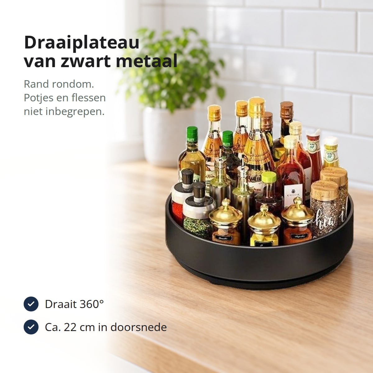 Draaiplateau van zwart metaal met kruidenpotjes en olie- en azijnflessen op een licht eikenhouten aanrecht, met de tekst: draaiplateau van zwart metaal, rand rondom, potjes en flessen niet inbegrepen; draait 360°, ca. 22 cm in doorsnede