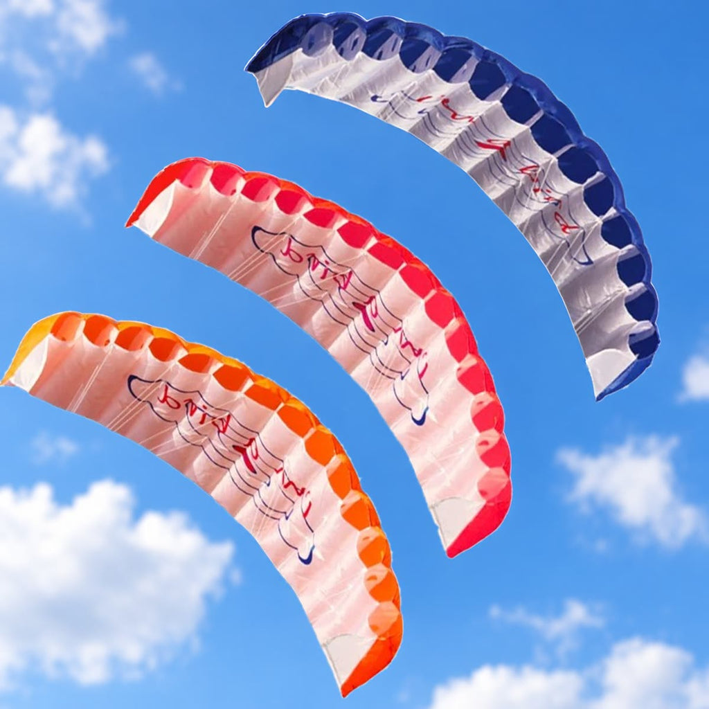 De drie kleuren oranje, rood en blauw naast elkaar tegen een blauwe lucht met lichte bewolking
