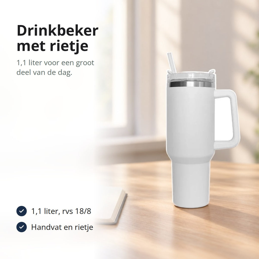 Witte drinkbeker met handvat en rietje op een licht bureau bij een raam