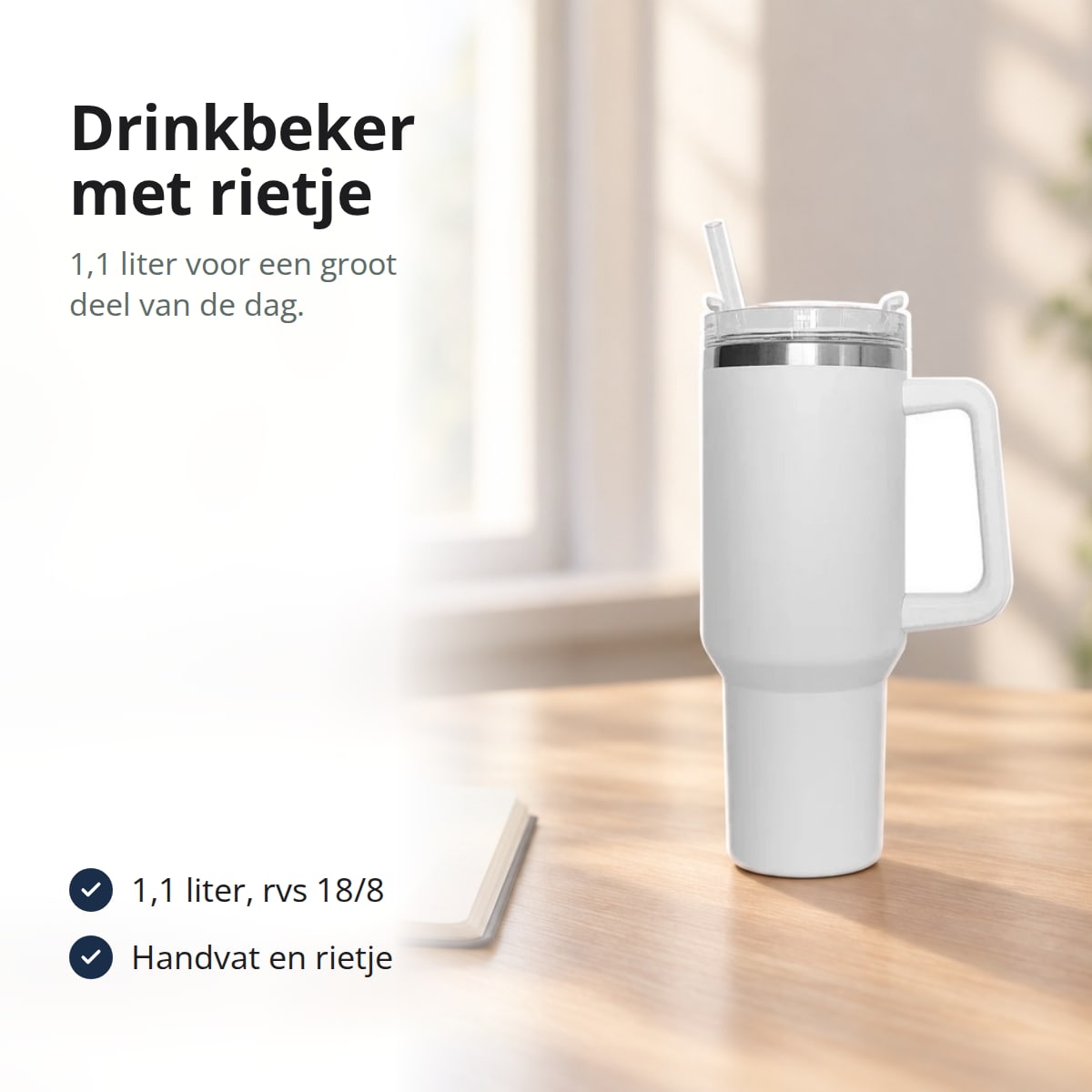 Witte drinkbeker met handvat en rietje op een licht bureau bij een raam
