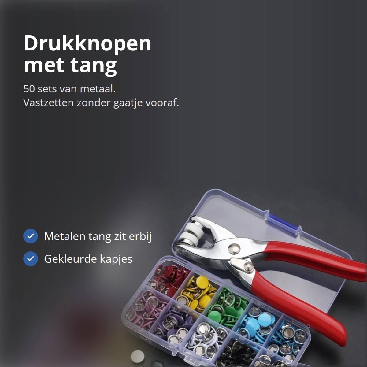 Drukknooptang met rode handvatten op een doos met gekleurde drukknopen, met de tekst: drukknopen met tang, 50 sets van metaal, vastzetten zonder gaatje vooraf, metalen tang zit erbij, gekleurde kapjes