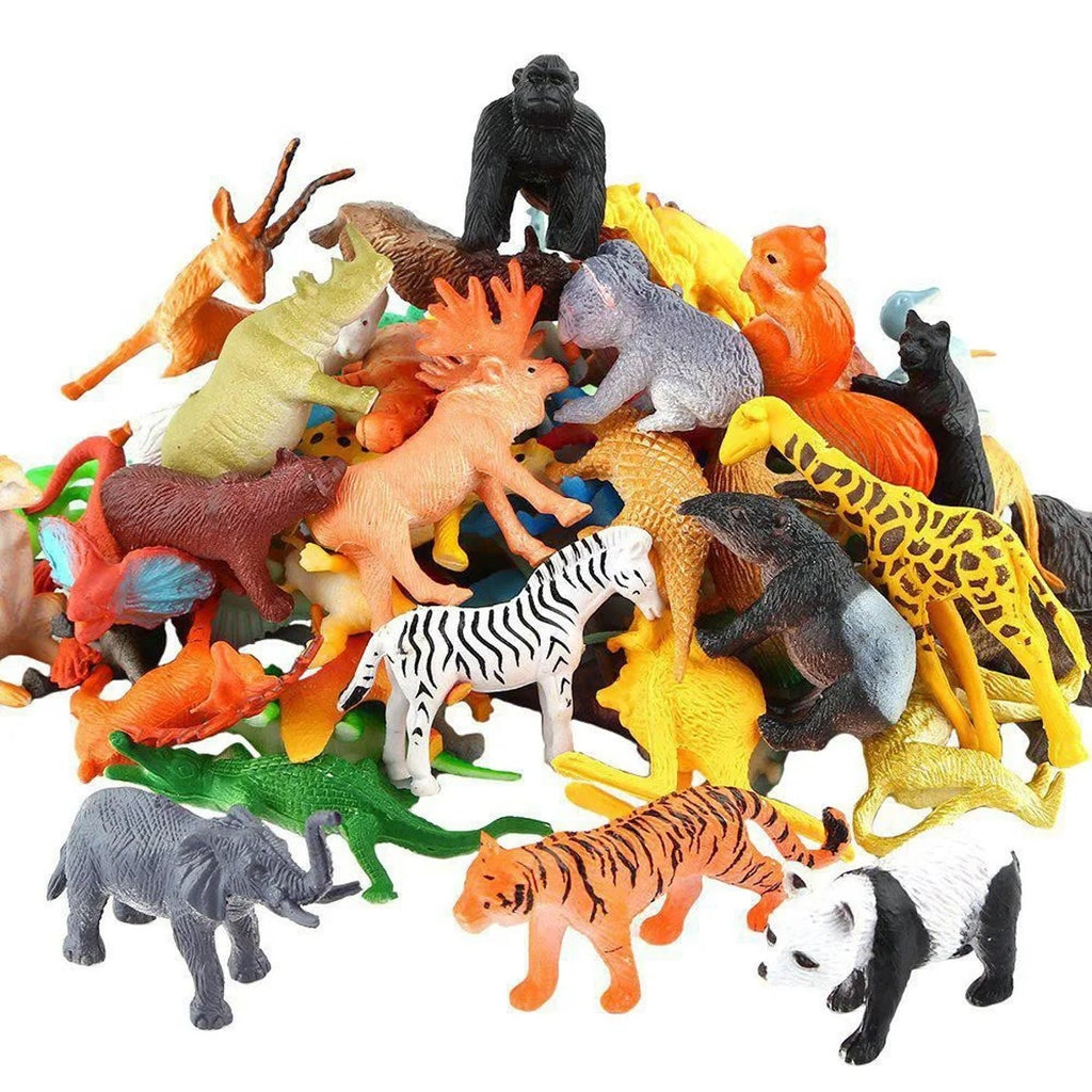 Stapel kleine wilde speelgoeddieren van plastic – gorilla, giraf, zebra, tijger, olifant en panda – op een witte achtergrond
