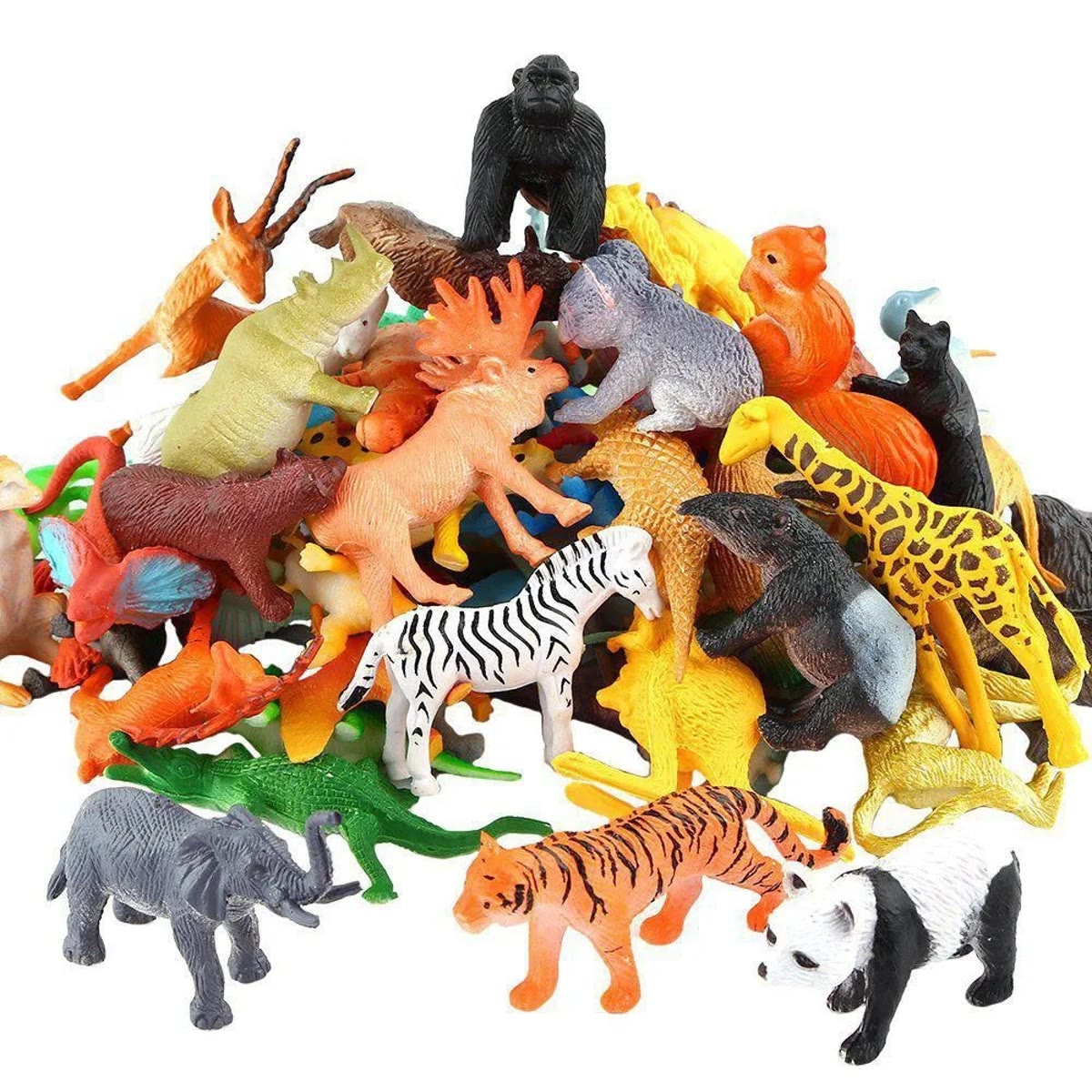 Stapel kleine wilde speelgoeddieren van plastic – gorilla, giraf, zebra, tijger, olifant en panda – op een witte achtergrond