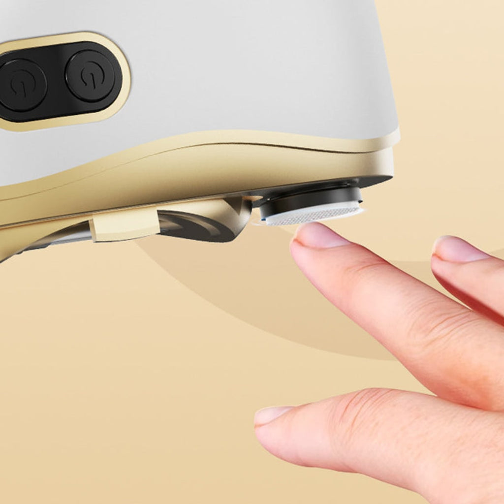 Vingertop gaat onder de elektrische nagelknipper in de opening met het mesje