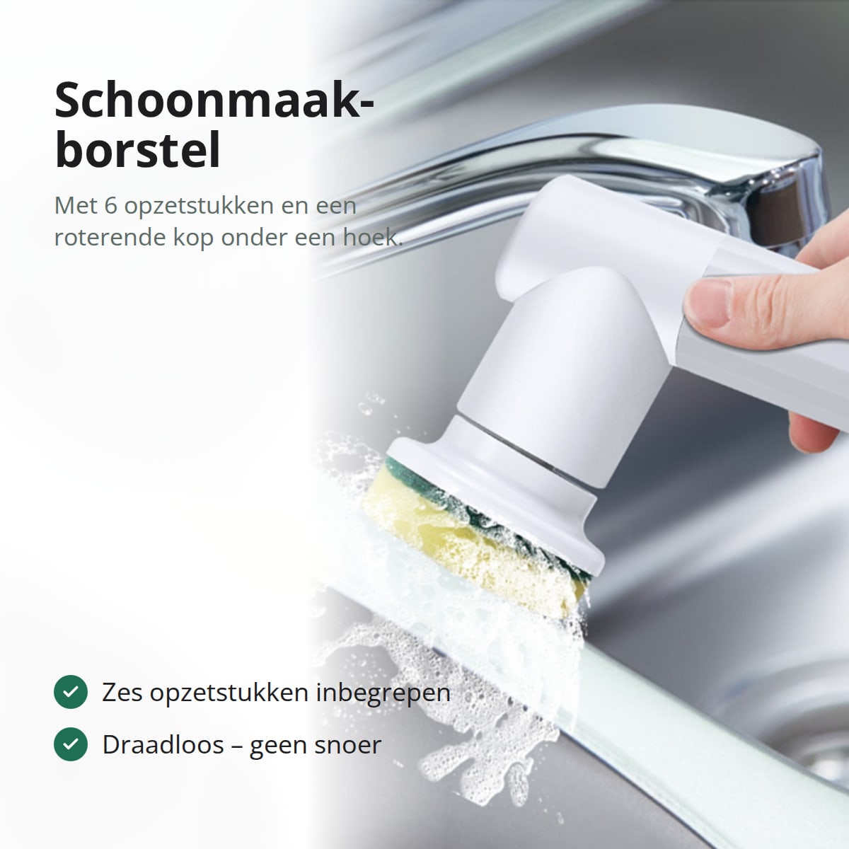 Witte elektrische schoonmaakborstel met sponskop gebruikt in een roestvrijstalen gootsteen met zeepsop