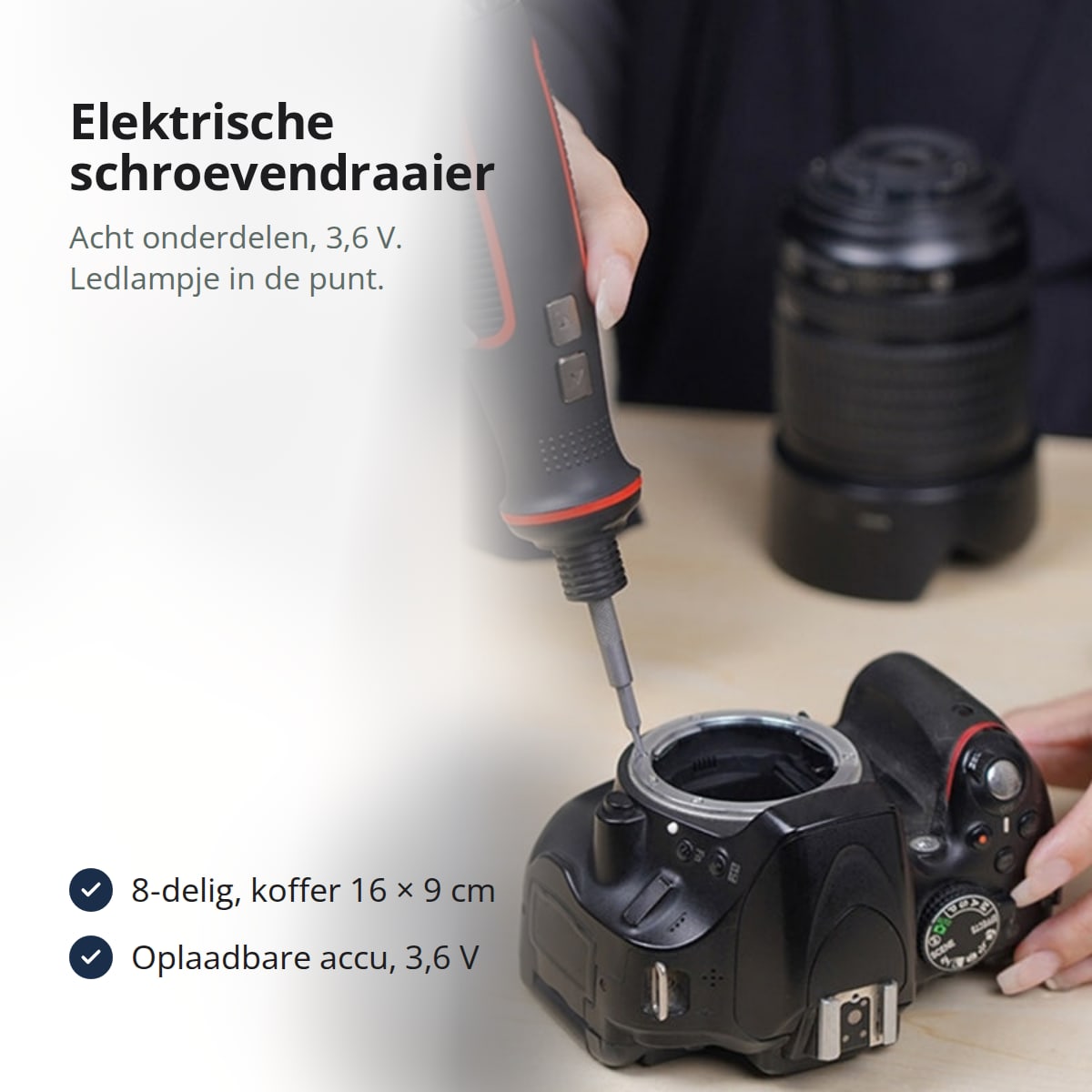 Elektrische schroevendraaier in zwart en rood met bits in een koffer op een donkere ondergrond