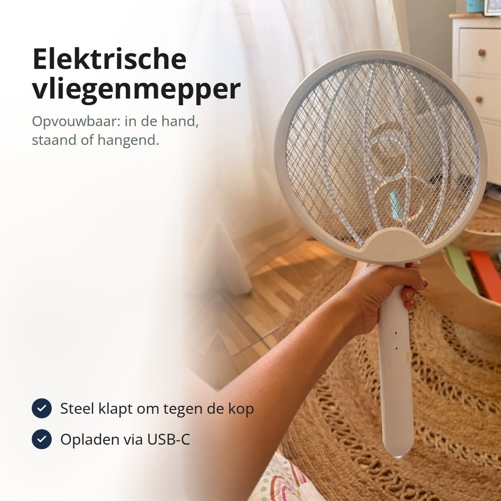 Witte elektrische vliegenmepper met rond net, in de hand gehouden in een lichte kamer, met de tekst: opvouwbaar, de steel klapt om tegen de kop, opladen via USB-C