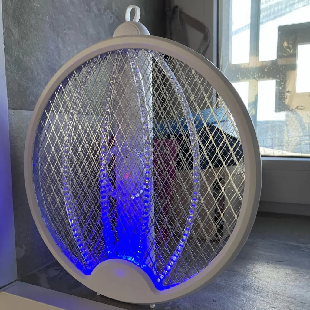 De vliegenmepper staat ingeklapt in een vensterbank, met het blauwe licht aan onder in het net