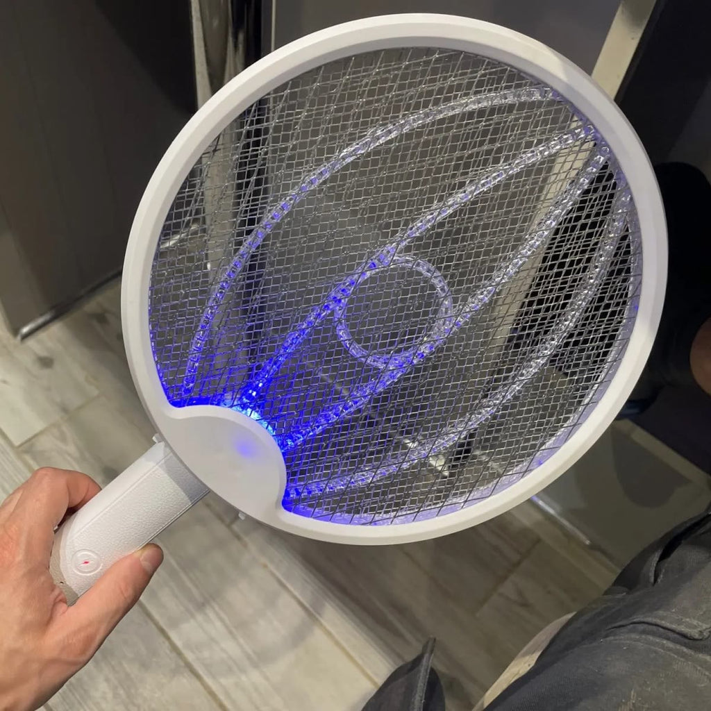 De vliegenmepper in de hand, met de steel in een hoek en de blauwe leds aan langs de bogen in het net