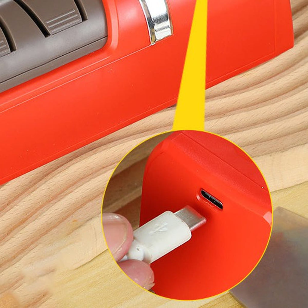 Close-up van de USB-C-aansluiting aan het uiteinde van de messenslijper, met de laadkabel erbij