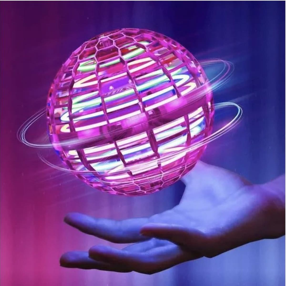 Roze vliegende led-bal die boven een open hand zweeft