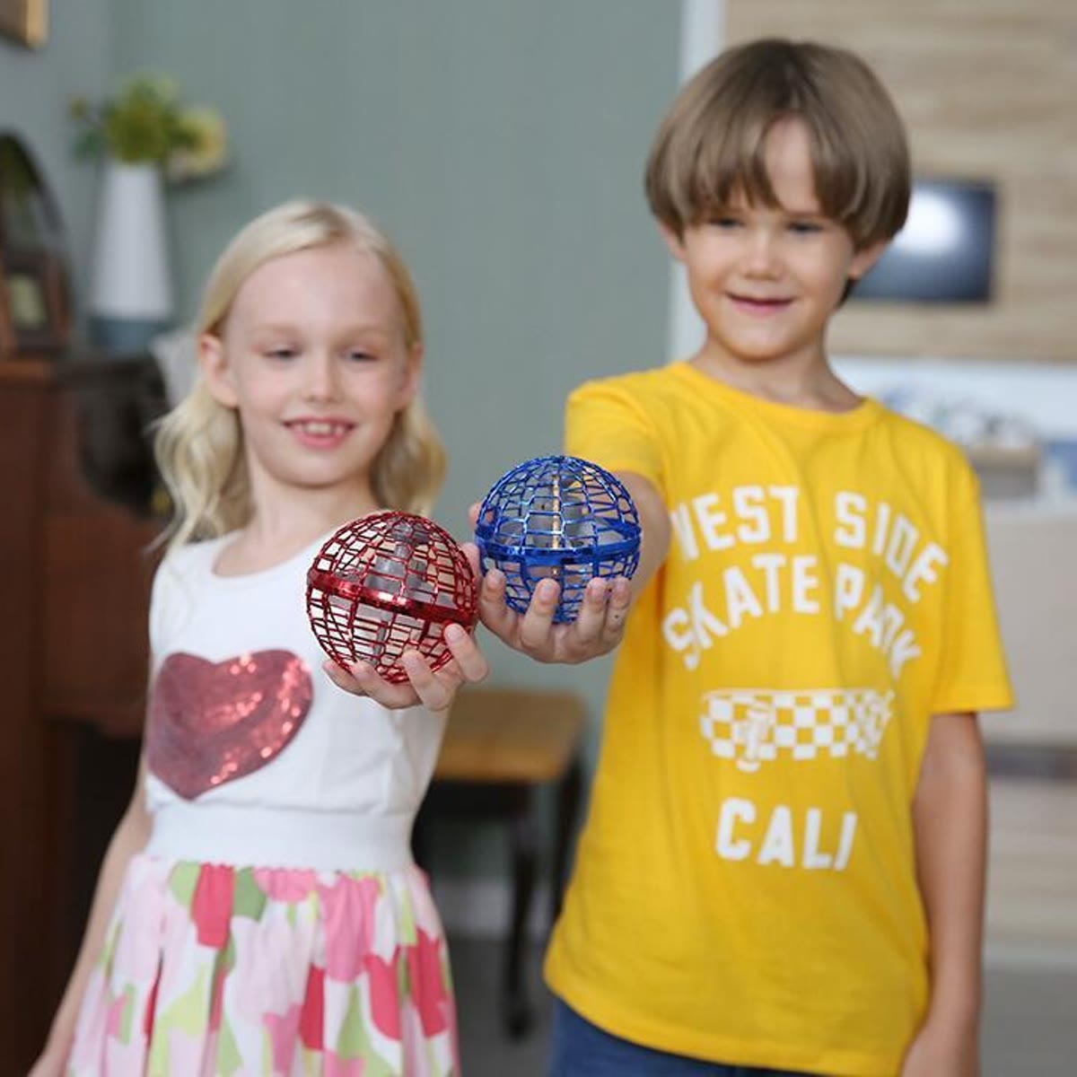 Twee kinderen die binnen met de vliegende bal spelen