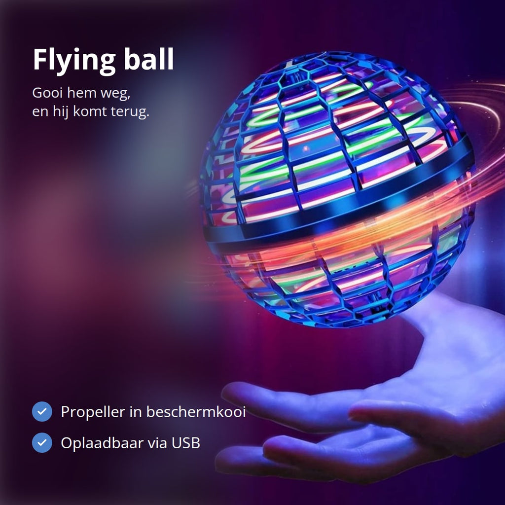 Blauwe flying ball met led die boven een open hand zweeft, met de tekst: flying ball, gooi hem weg en hij komt terug; propeller in beschermkooi; oplaadbaar via USB